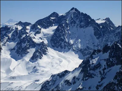 Selon l'expression, de quoi la montagne accouche-t-elle lorsque les résultats d'un projet ambitieux sont médiocres ?