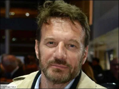 Qui est cet acteur qui incarne Alex Hugo dans la série éponyme, où il campe un ancien grand flic marseillais qui a choisi de quitter la ville pour s'isoler dans la montagne ?