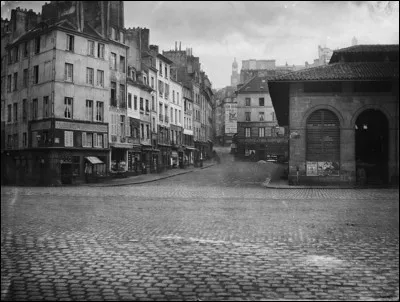 Dans quelle capitale peut-on se promener dans la rue de la Montagne-Sainte-Geneviève ?