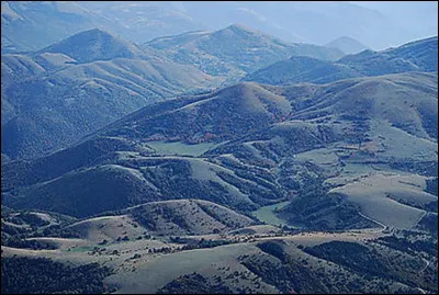 Quelle chaîne de montagnes parcourt l'Italie sur mille kilomètres ?