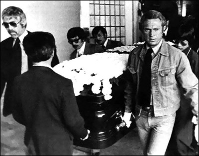 De qui James Coburn et Steve McQueen portaient-ils le cercueil en juillet 1973 à Seattle ?
