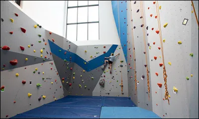 Sur ce mur d'escalade, combien apercevez-vous de grimpeurs ?