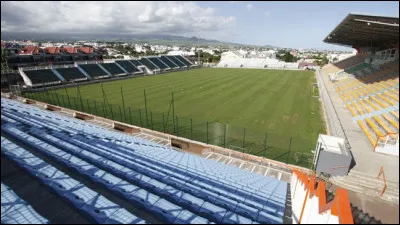 Direction l'extérieur. Ce grand terrain permet la pratique de sports de ballon ou de javelot. Il s'agit d'un...