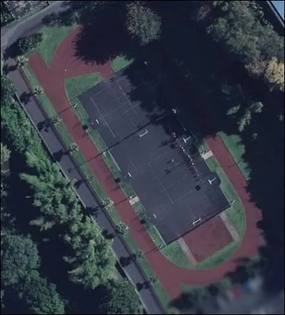 Quant à celui-ci, de nombreuses activités sportives peuvent y être proposées. Cela a pour appellation un terrain...