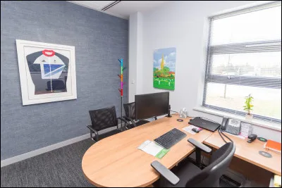 Sur le bureau du responsable, il y a un téléphone. De quel type s'agit-il ?