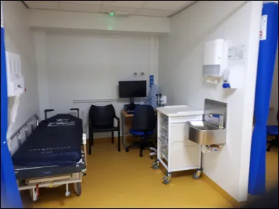 Dans le poste de premier secours, combien de victimes peuvent se mettre en position allongée ?