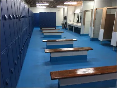 Lieu indépendant des toilettes, dans les vestiaires, où les personnes peuvent se changer, se soulager et prendre une petite douche. De quelle couleur sont les casiers ?