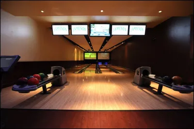 Passons à la partie sport. Dans cette salle de bowling, combien voyez-vous de boules ?