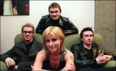 Elle rencontre finalement les membres de "The Cranberry Saw Us", en qu&ecirc;te d'un nouveau chanteur, qui sont...