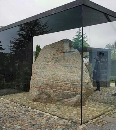 Les pierres de Jelling > Ayant jeté sa gourme, Gorm III - roi du Danemark entre 936 et 958 - érigea ses pierres en l'honneur de son fils, qui n'était autre que ...