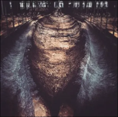 Autres vestiges, cette fois au Danemark, au musée de Ladby (le 1er qui rajoute "Madonna" ou "d'Arbanville" aura 2 h de colle !) à Kerteminde. Mais à quoi servait ce dispositif ?