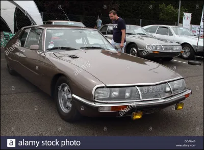 Quel est le nom de cette ancienne voiture de luxe, née de l'association de Citroën avec Maserati ?