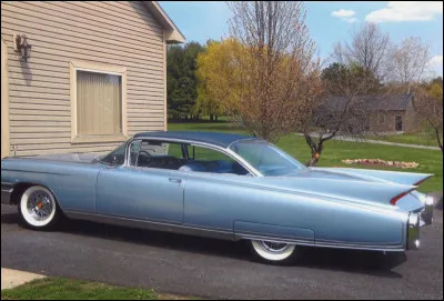 Cette marque de voiture fut longtemps considérée comme le symbole du luxe à l'américaine. Quel est son nom ?
