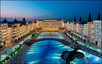 Mardan Palace, vous propose un séjour féérique sur les rivages de la Méditerranée à Antalya. Où découvrirez-vous ce luxueux palace de rêve ?