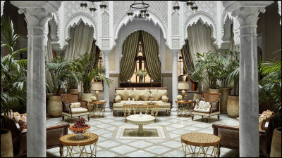 Vous y trouverez 53 riads privés de une à 4 chambres avec bassins, tout près de la mythique place Jemaa El Fna, ce palace prestigieux se nomme Royal Mansour et se situe à Marakech, prenez vite votre billet d'avion pour...