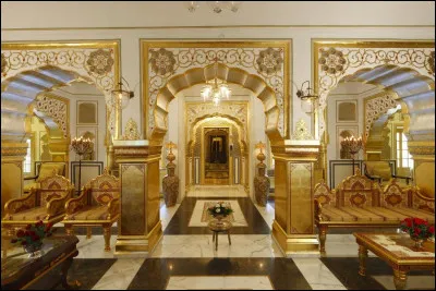Nous découvrons le majestueux Raj Palace, dans la capitale de l'État indien du Rajasthan.