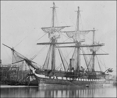 Le 17 juin 1885, la frégate française Isère a reçu un accueil triomphal à New York. Pour quelle raison ?