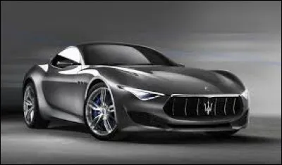 Quelle est la marque de cette voiture de luxe ?