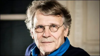 Cet écrivain, qui a reçu le prix Renaudot en 2007 pour son roman autobiographique "Chagrin d'école", a aussi écrit des scénarios pour le cinéma, la télévision et la bande dessinée : c'est ... Pennac