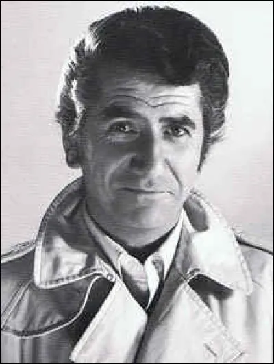 Cet acteur, qui a joué dans "La Ronde" de Max Ophüls, et dans "Rendez-vous de juillet" de Jacques Becker, était Louis Bernard dans "L'Homme qui en savait trop" d'Alfred Hitchcock : c'est ... Gélin.