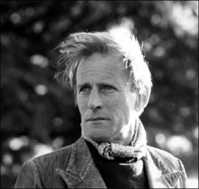 Samedi, Nino Ferrer est parti dans une grosse voiture en emportant des paniers, des bouteilles, des paquets et des :