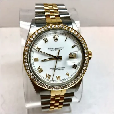 À quelle luxueuse marque créée en 1905 appartient cette montre suisse "Oyster", dont le nom figurerait au milieu du cadran si je n'avais pas pris le soin de l'effacer ?