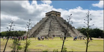 Quel fruit, dont le nom vient du dialecte aztèque, a été découvert au Mexique au XVIe siècle ?