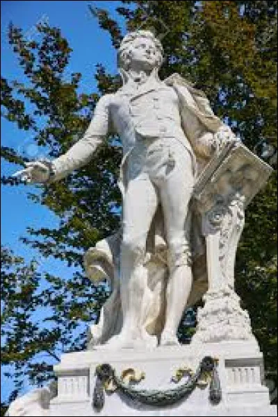 Qui est repr&eacute;sent&eacute; sur cette statue ?