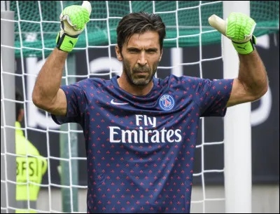 Gianluigi Buffon a disputé 25 matchs avec le PSG. Combien de trophées a-t-il remporté avec le club ?