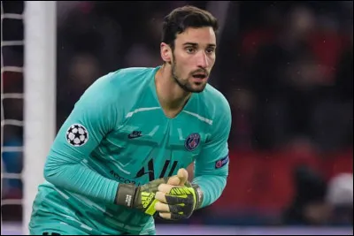 Sergio Rico a disputé 5 matchs avec le PSG. Arrivé en prêt avec option d'achat lors du mercato estival en 2019, l'espagnol se contente des matchs de coupe. Cependant, le 9 novembre 2019, il dispute un match de Ligue 1 après le forfait de Keylor Navas. Il est ainsi devenu le premier gardien espagnol à évoluer en Ligue 1. Vrai ou faux ?