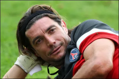 Ronan Le Crom a disputé 1 match avec le PSG. Présent un an et demi au club de la capitale, le français ne participe qu'à un seul match officiel. Quelle événement s'est-il produit lors de ce match ?