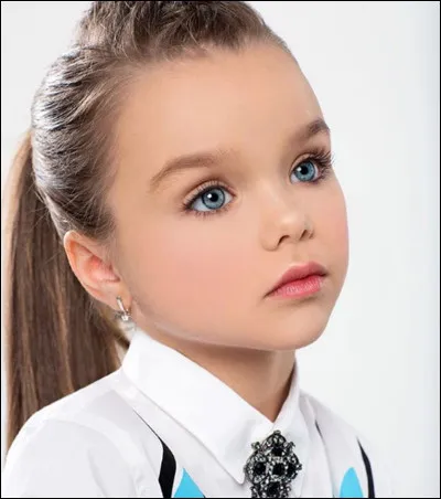 La petite ... est une ... - Elle ... à ce qu'il ne faut pas ... !