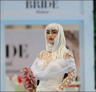 En plus des confiseries et du chocolat, de quoi est recouvert le gâteau ?