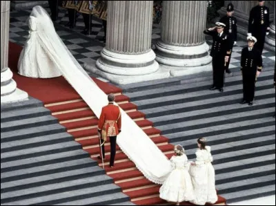 Combien mesurait la traîne de la robe de mariée de Lady Di qui a coûté 150000 dollars ?