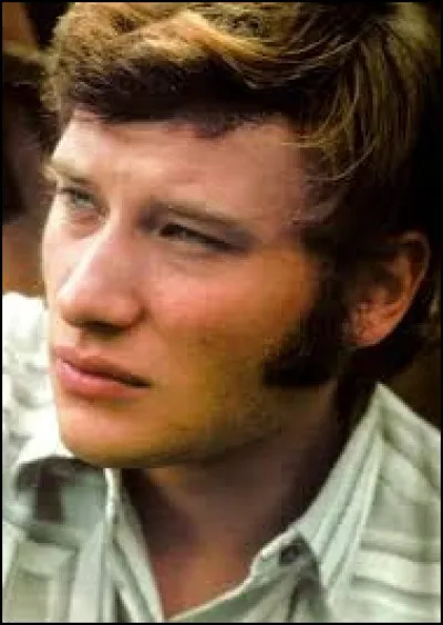 ''Cheveux longs et idées courtes'' est la réponse de Johnny Hallyday à Antoine qui voulait le mettre en cage. La carrière de chanteur de ce dernier fut très courte et il est plus connu pour la publicité qu'il a faite ! Quelle marque a-t-il vantée ?