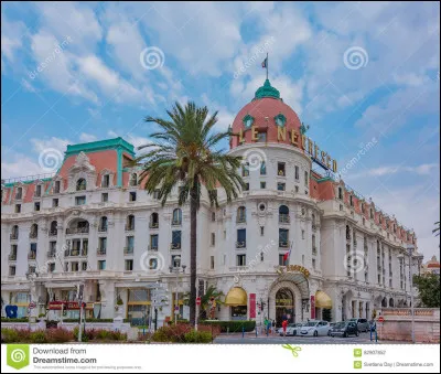 Cet hôtel de luxe est situé à Nice sur la Promenade des Anglais. Quel est son nom ?