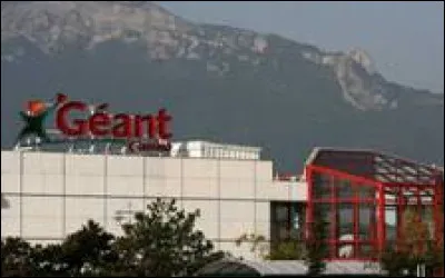 Quelle fut la grande surface achetée par son père dans la banlieue grenobloise, en 1969, devenue plus tard "Géant Casino" ?