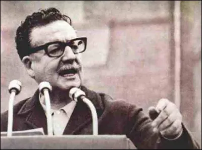 Le 3 novembre, Salvador Allende devient président de la République dans ce pays d'Amérique latine :