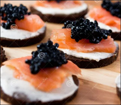 Vous nagez dans votre frac (ou dans votre froc). Voici le buffet des amuse-bouches. Des canapés de saumon et caviar. Qu'est-ce que le caviar ?