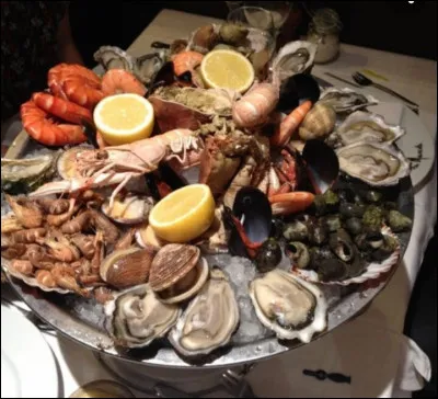 On vous invite à vous installer à table. Devant vous, cette assiette de crustacés crus. Quel vin est-il conseillé ?