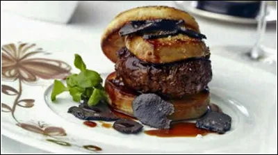 Boeuf de Wagyu surmonté d'un médaillon de foie gras. Sauce à la truffe et lamelles de truffes noires, le tout compris dans un pain broché à la truffe. Où êtes-vous?
