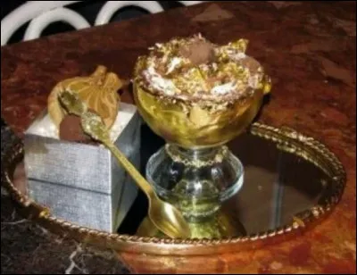 Le " Frozen Haute Chocolate". 25000 dollars mais vous avez le droit d'emporter chez vous un petit souvenir, c'est cool. Quel est-il ?