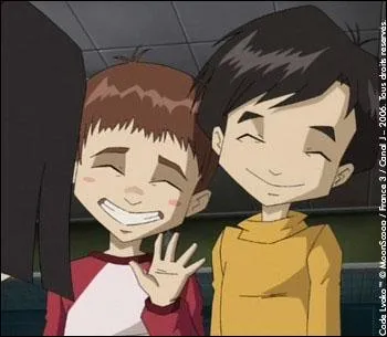 Quel est le nom du personnage à côté de celui au pull jaune ?