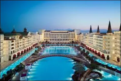 Où se trouve le luxueux hôtel Mardan Palace ?