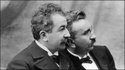 Qu'est-ce que les frères Lumière ont inventé en 1895 ?