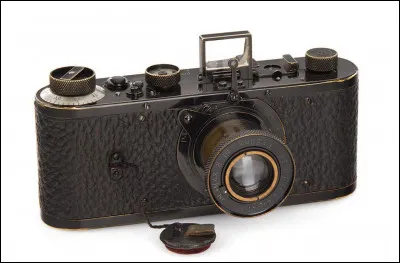 Quel type de film utilisait, en 1923, le premier appareil photo léger de reportage, le Leica ?