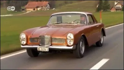 Cette ancienne marque française a produit une voiture de sport originale. De quelle marque s'agit-il ?