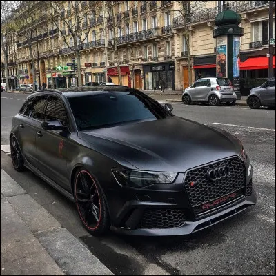 Quelle est cette marque de voitures innovantes dont l'emblème est constitué de quatre anneaux ?