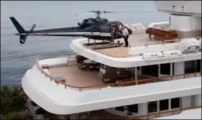 Comment s'appelle le bateau de Bernard Tapie ?