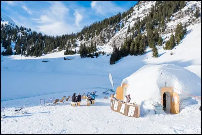 Cette montagne est dans la cour arrière de Thoune : le point de départ de notre aventure est de prendre la télécabine dans les magnifiques Alpes de Berne. Le village est situé à 1600 m.
Quel est le nom de ce magnifique village installé dans ce paysage hivernal blanc où vous pourrez également déguster des boissons et de la fondue raffinée ?